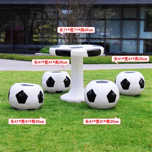 户外操场仿真羽毛球足球雕塑学校体育场草坪篮球排球网球模型摆件