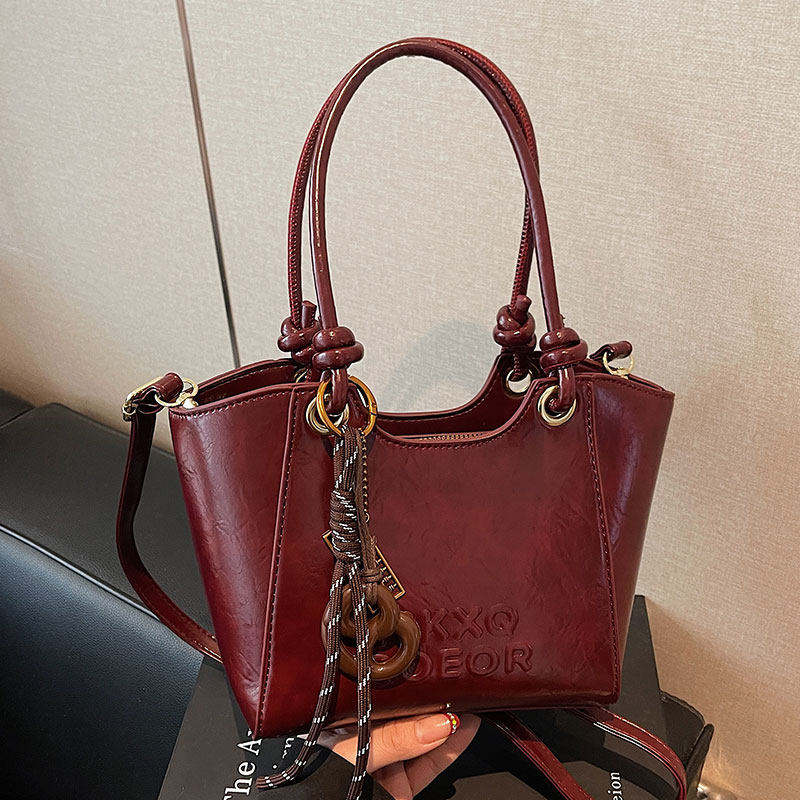 高级感复古油蜡皮手提包包女2025新款时尚百搭斜挎包精致水桶女包