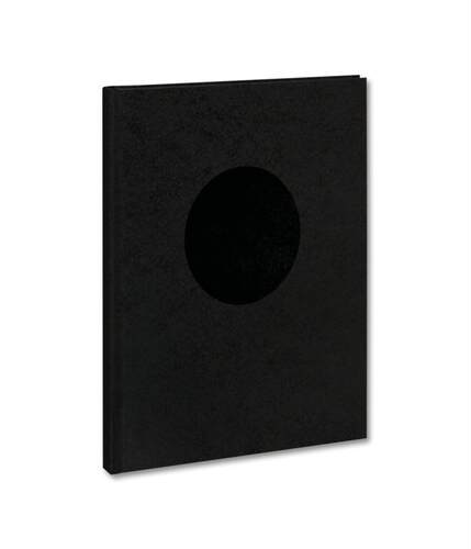 一个位于摄影雕塑和装置有趣结合点的作品