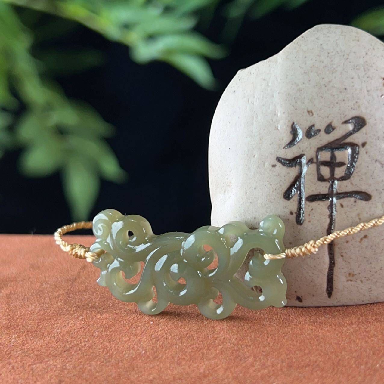 和田玉茶晴色镂空仿古锁骨项链