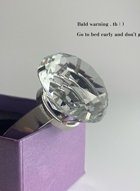 无聊了 看看鸽子蛋大小的钻石 玻璃钻戒创意求婚情人节送女友礼物