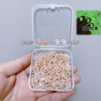 2025新款迷你变色烤鸭小挂件仿真动物玩偶夜光紫外线发光变玩具大