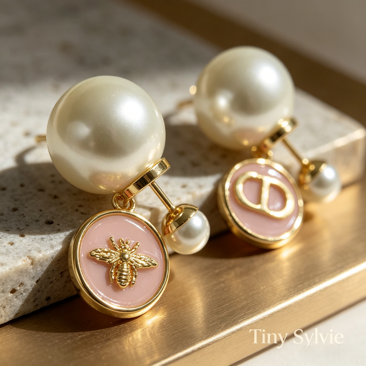 Tiny Sylvie韦雪同款粉色贝母CD蜜蜂耳环女轻奢气质耳钉耳饰品