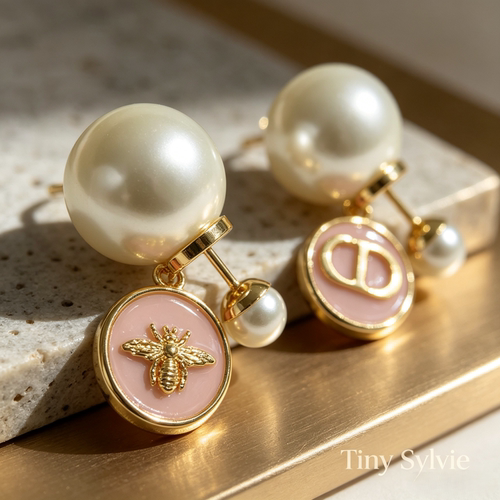 Tiny Sylvie韦雪同款粉色贝母CD蜜蜂耳环女轻奢气质耳钉耳饰品