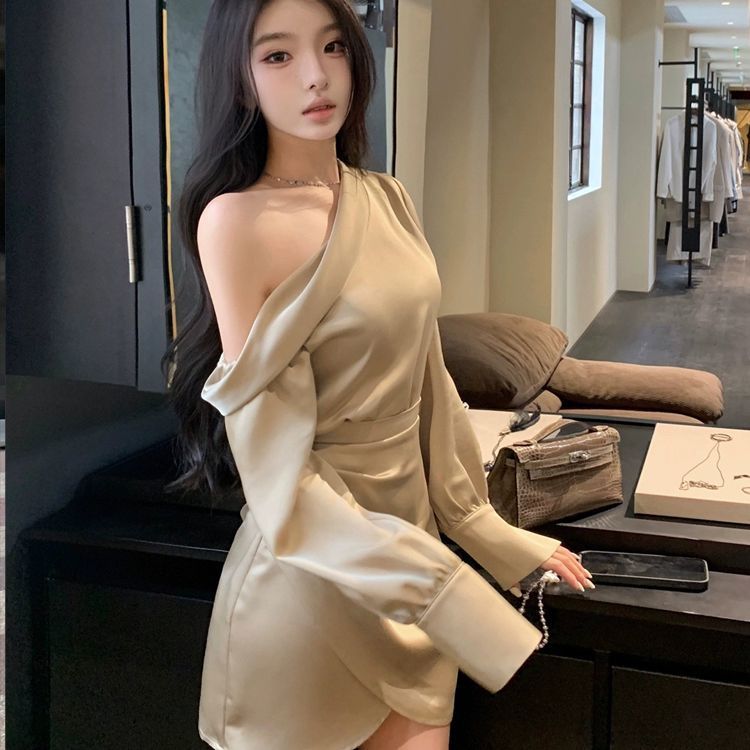 香港潮牌不规则斜肩连衣