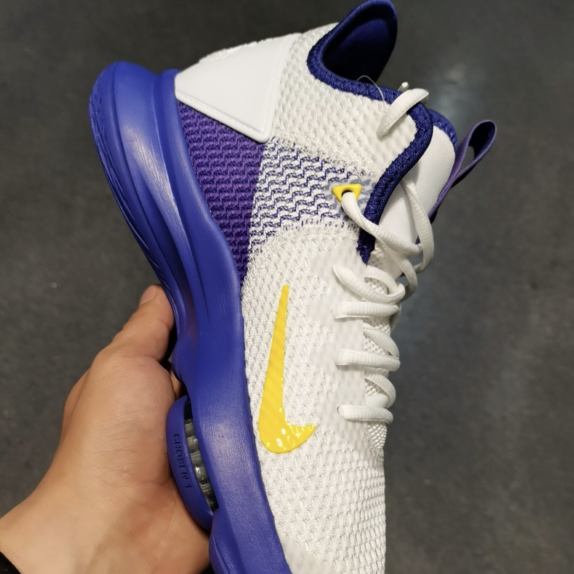 耐克Nike LeBron男子实战篮球鞋CD0188-100吴