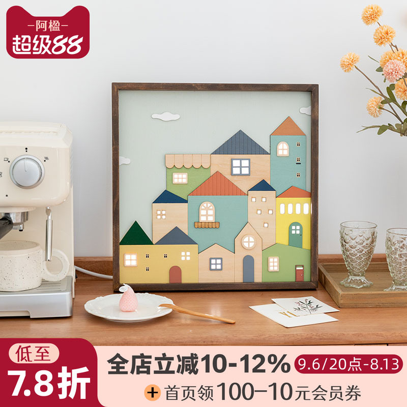 温馨原木装饰灯画奶油餐边柜装饰图片