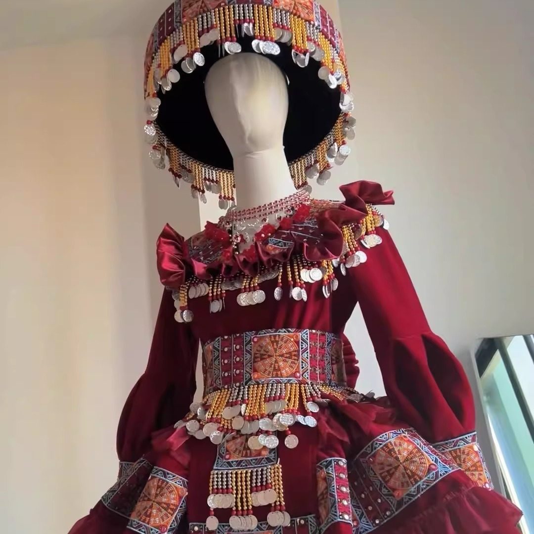 云南贵州苗族服装经典红色传统花边珠珠短裙套装新年战袍服装定制