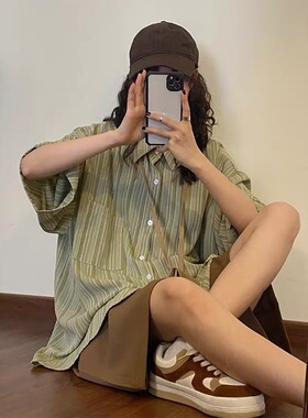 2023夏季新款日系港味绿色条纹短袖衬衫女小众设计感衬衣古着上衣