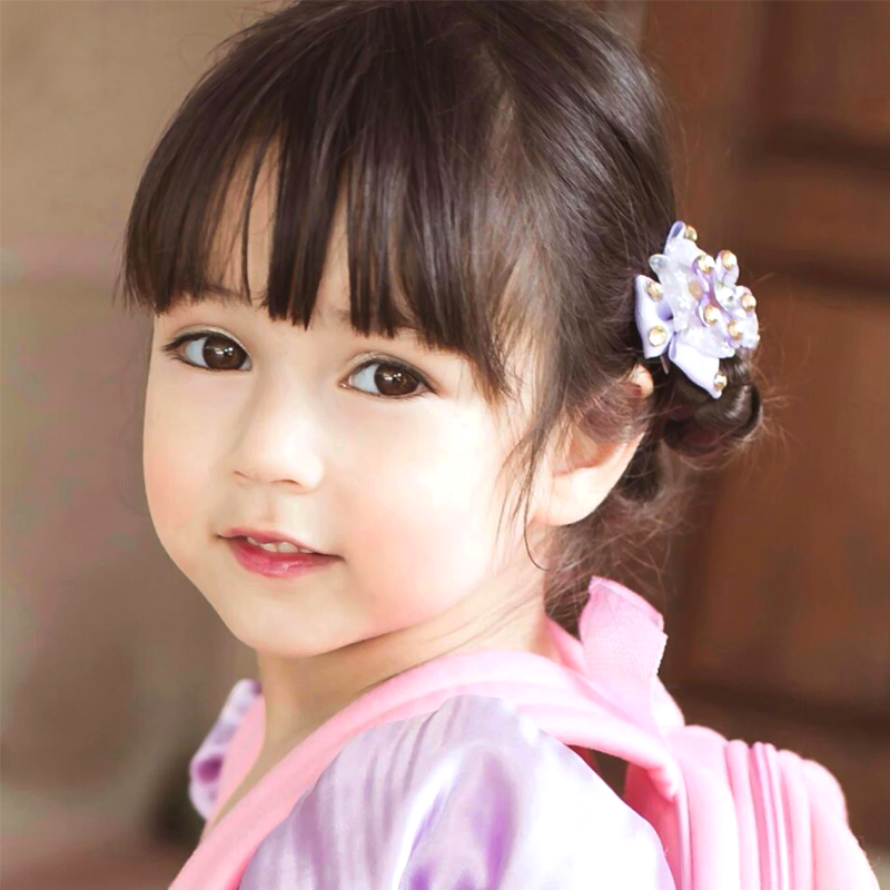 吉拉达莫兰混血漂亮女宝宝海报胎教画报萌娃早教bb墙贴画小女孩画