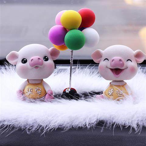 创意汽车摇头可爱小猪摆件卡通个性男女网红车载内饰中控台装饰品