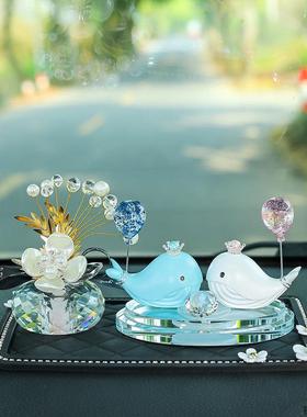 车内饰品摆件汽车装饰用品中控台上创意高档可爱海豚车载香水女士