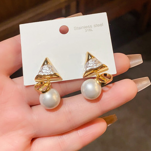 18k真金电镀三角形珍珠耳钉女时尚耳环轻奢感耳饰设计感小众