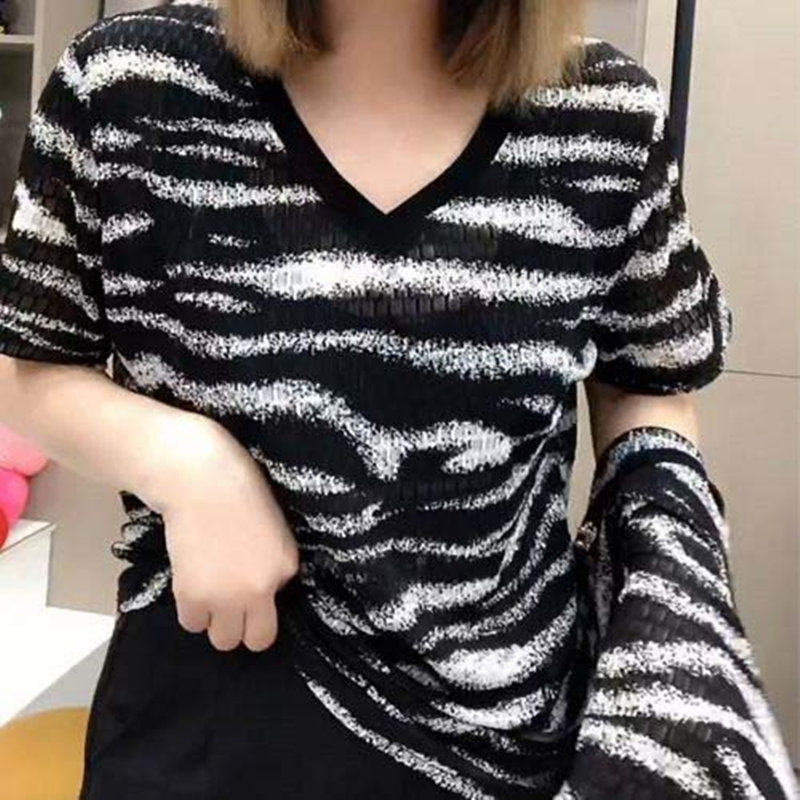 新款短袖T恤女夏季新款修身显瘦百搭洋气高级感女士斑马纹V领上衣