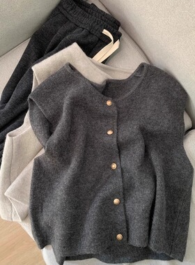 感灰色小金扣针织马甲女秋冬软糯叠穿毛衣背心设计感无袖上