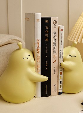 可爱抱抱梨书立陶瓷摆件家居客厅装饰品书柜情人节生日礼物