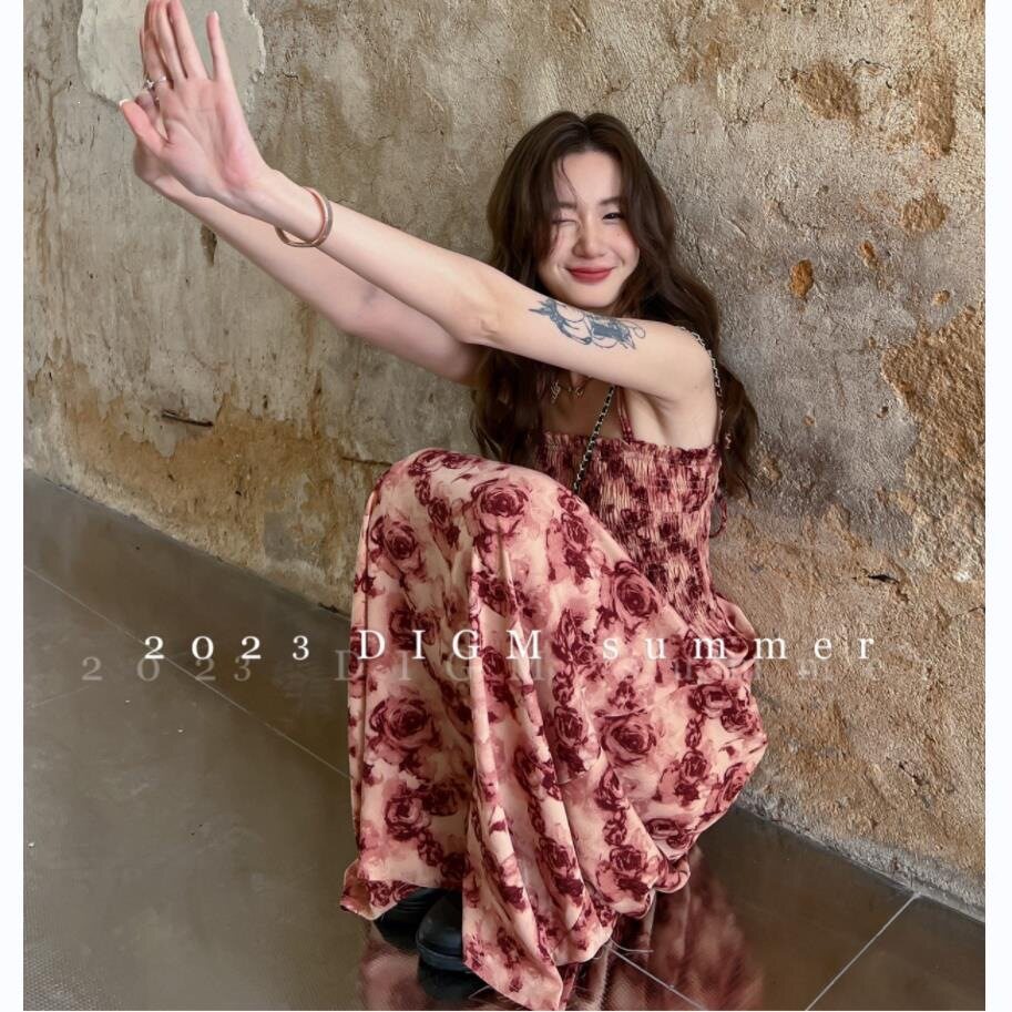 法式干枯玫瑰一字肩碎花吊带连衣裙女夏季度假风气质褶皱收腰长裙