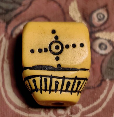 藏地修持【老黄料器咒点三通】藏传元素 高端文玩配饰