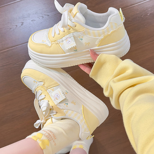 人本柠檬黄可爱小白鞋女2026新款百搭萌妹板鞋厚底增高时尚休闲鞋