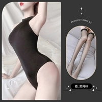 Черная соединенная одежда+черные носки.