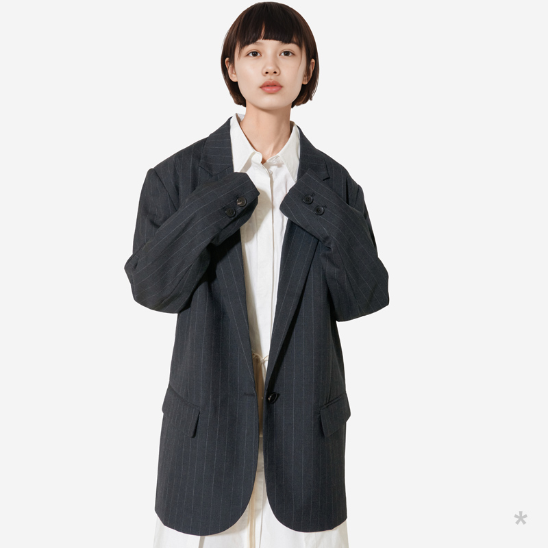 精纺羊毛 / 细腻垂顺 / 干爽挺括