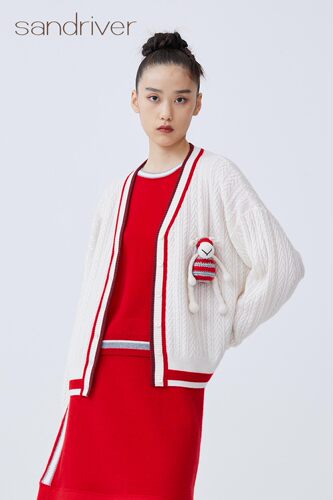 沙涓Sandriver新品原创设计轻奢山羊绒绞花撞色针织女开衫通勤 - 封面