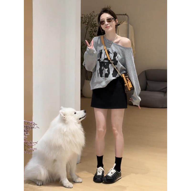 JOYIASS巨好看的秋装一整套2025新款设计感印花露肩长袖卫衣半身