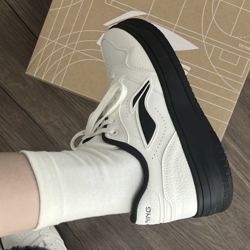 李宁板鞋秋季百搭轻便防滑舒适男女同款休闲鞋运动鞋AGCU271