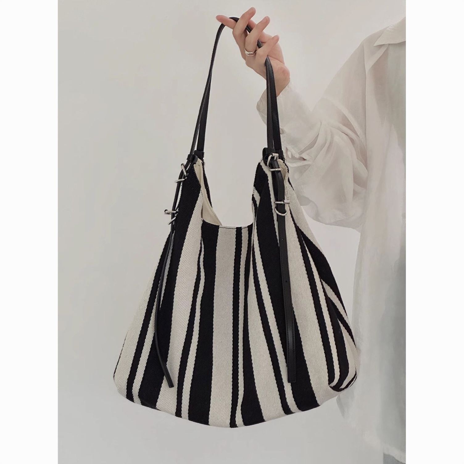 小众设计慵懒风托特包2025新款撞色条纹休闲水桶包通勤单肩腋下包