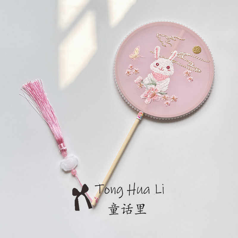 走秀拍摄女式古风汉服刺绣花宫扇图片