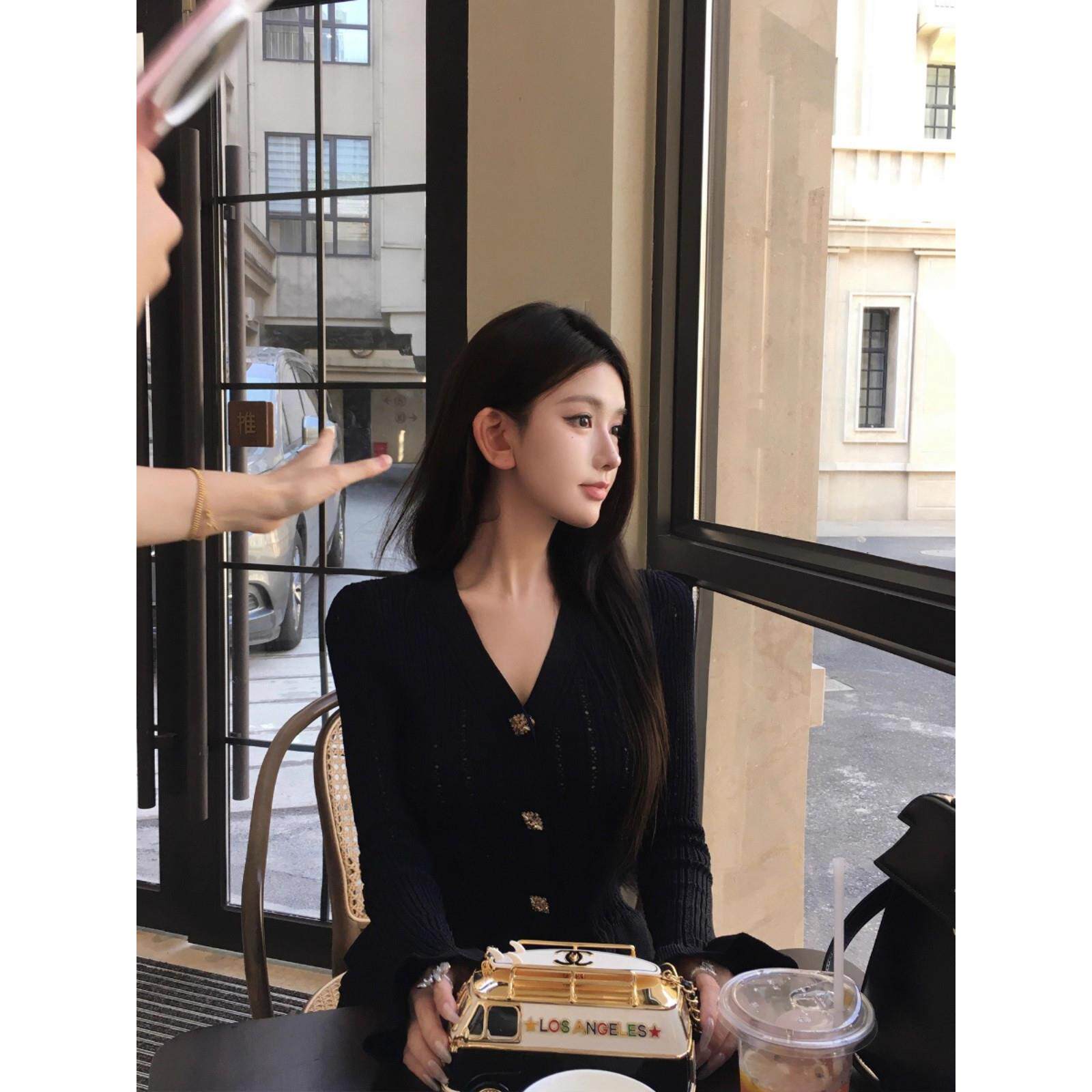 JOYIASS黑色荷叶边V领镂空设计针织衫女秋季新款千金风金属扣收腰