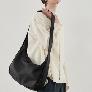 GuessWhat纯色单肩斜挎包软面大容量单肩上课通勤包小众包包男女