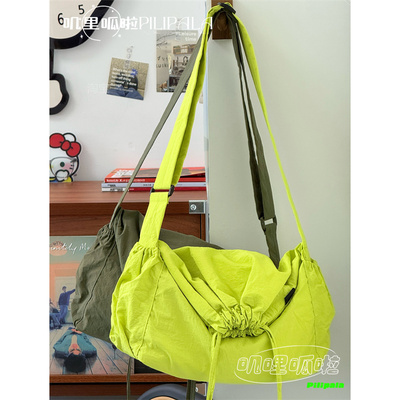 ins松弛感抽绳斜挎包 大容量折叠百搭情侣单肩包纯色慵懒风流浪包