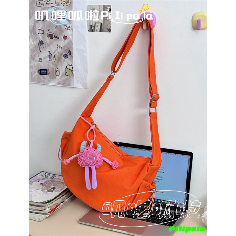 日系ins复古简约斜挎饺子包女 日常休闲大学生上课通勤百搭单肩包