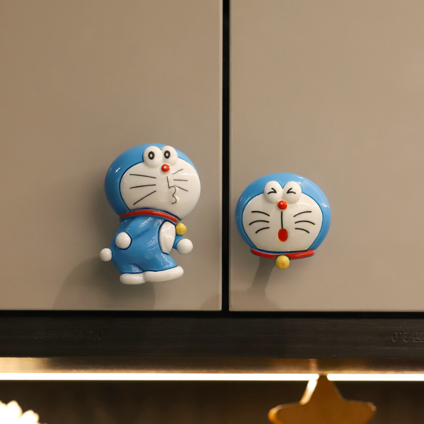 哆啦A梦柜门拉手打孔免打孔都可图片