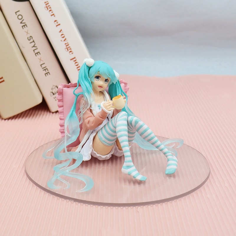 初音未来动漫雕像美少女桌