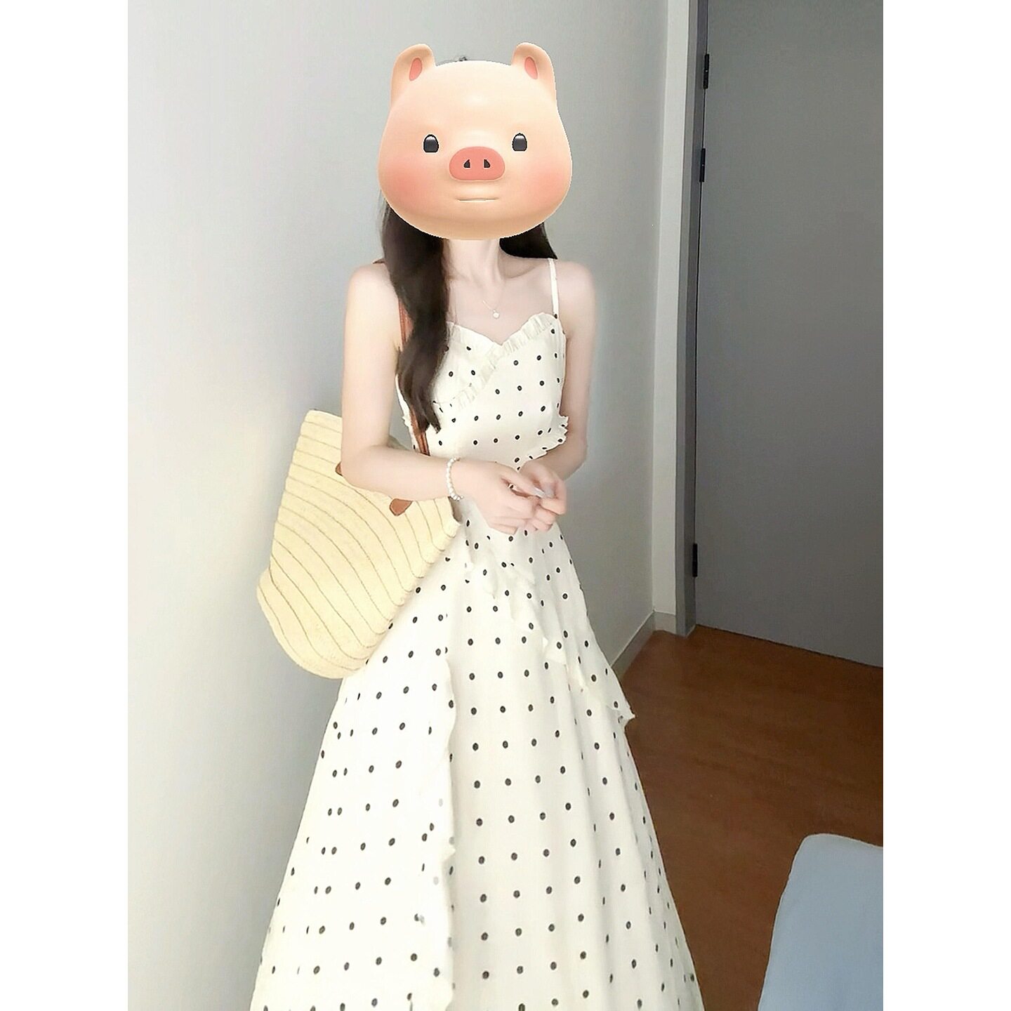 白色法式波点吊带连衣裙子女2026夏时尚新款小个子巨好看气质长裙
