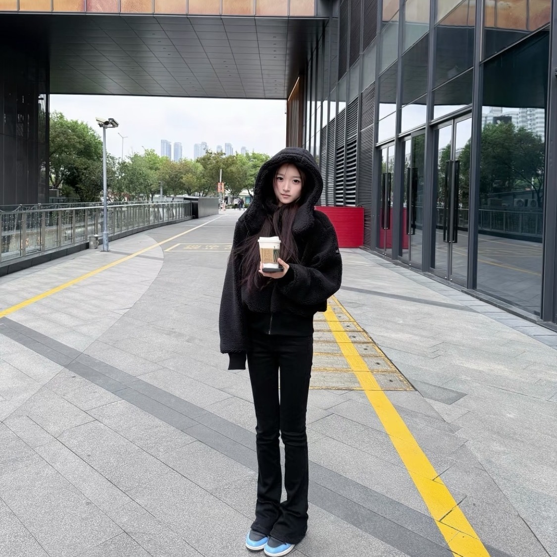 高个子黑色马蹄喇叭牛仔裤