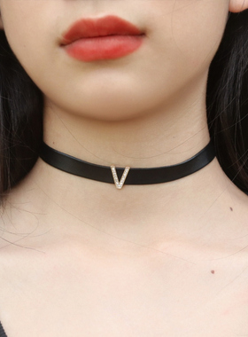 原创皮绳小众个性设计感黑色V字母水钻锁骨项链女项圈颈带choker