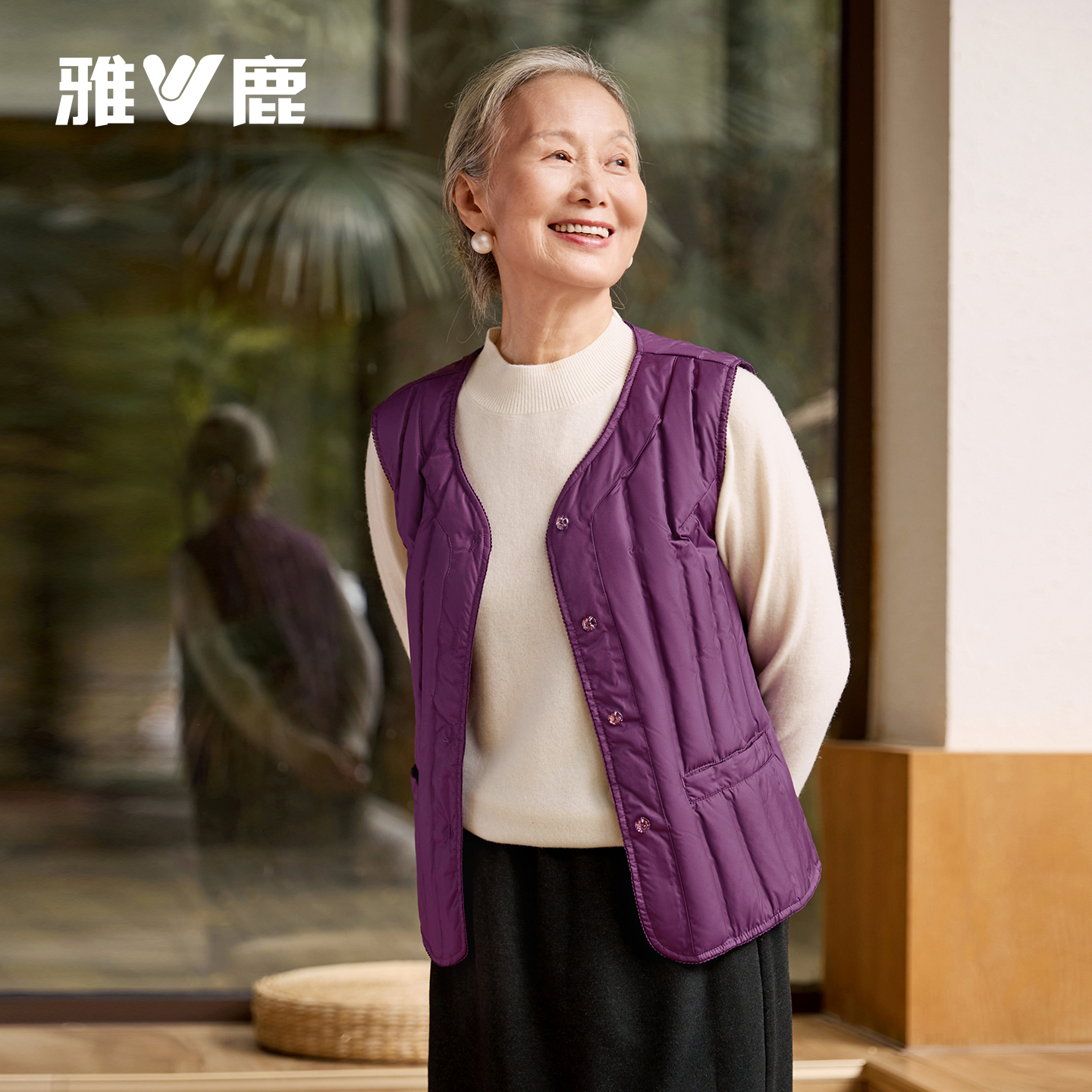 雅鹿轻薄羽绒马甲奶奶装2025冬季新款中老年人妈妈内搭保暖马夹女
