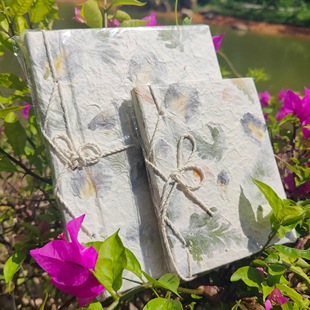 云南东巴纸本子蓝色花瓣笔记本植物手工纸手帐文艺复古线装手工本