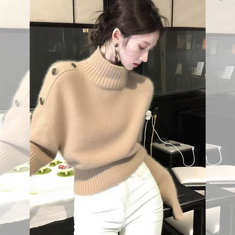 ROUMIKL奶呼呼卡其色高领纽扣装饰毛衣女款秋冬新款短款掐腰淡人
