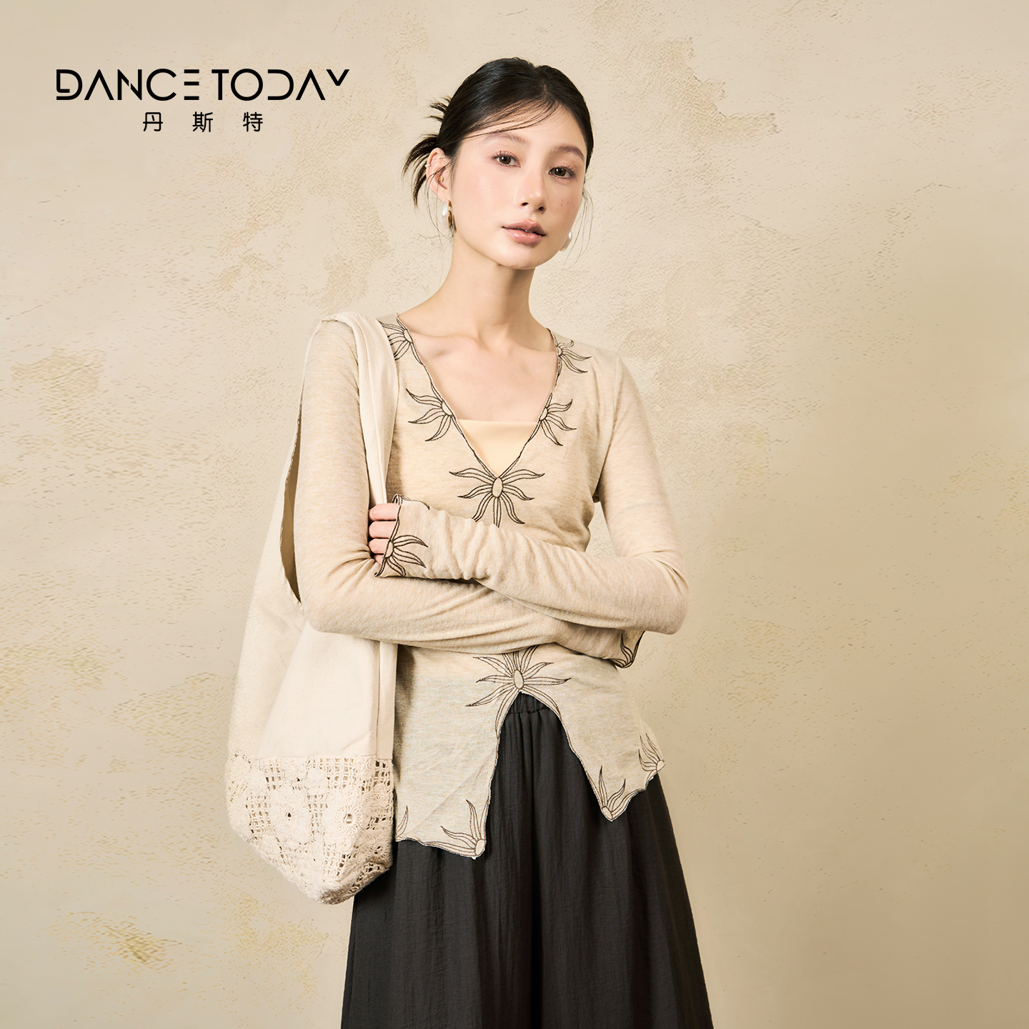 DanceToday秋冬新款V领绣花打底修身长袖上衣形体古典舞蹈练功服
