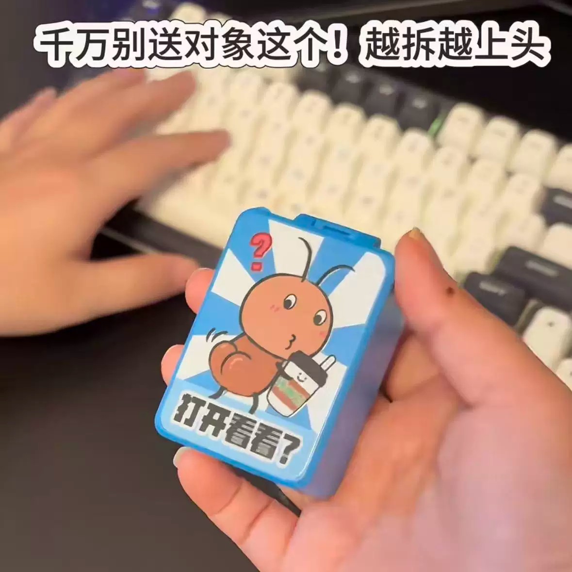 解压搞怪蟑螂套娃钥匙扣挂件