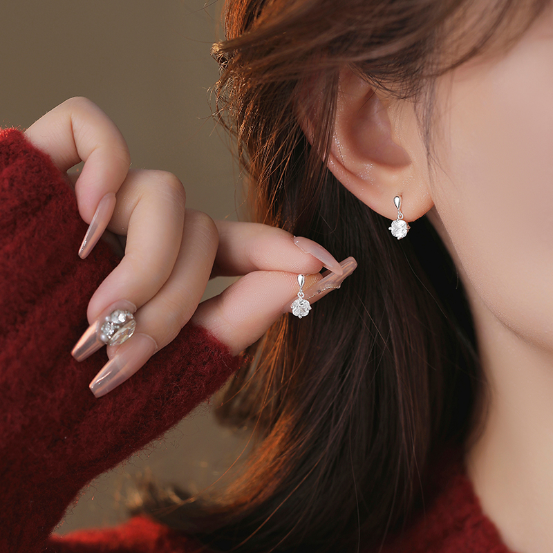 999足银耳钉女纯银灵动水滴设计四爪微镶精致优雅时尚百搭养耳洞