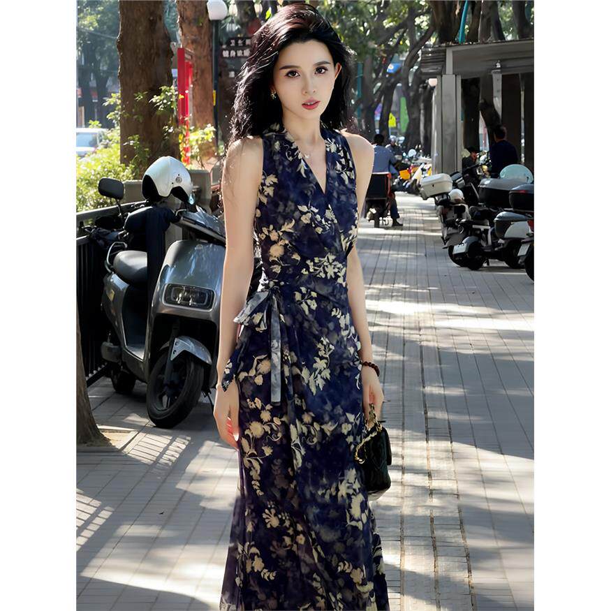 蓝色碎花挂脖连衣裙女2026新款夏季绑带收腰度假长裙鱼尾茶歇裙子