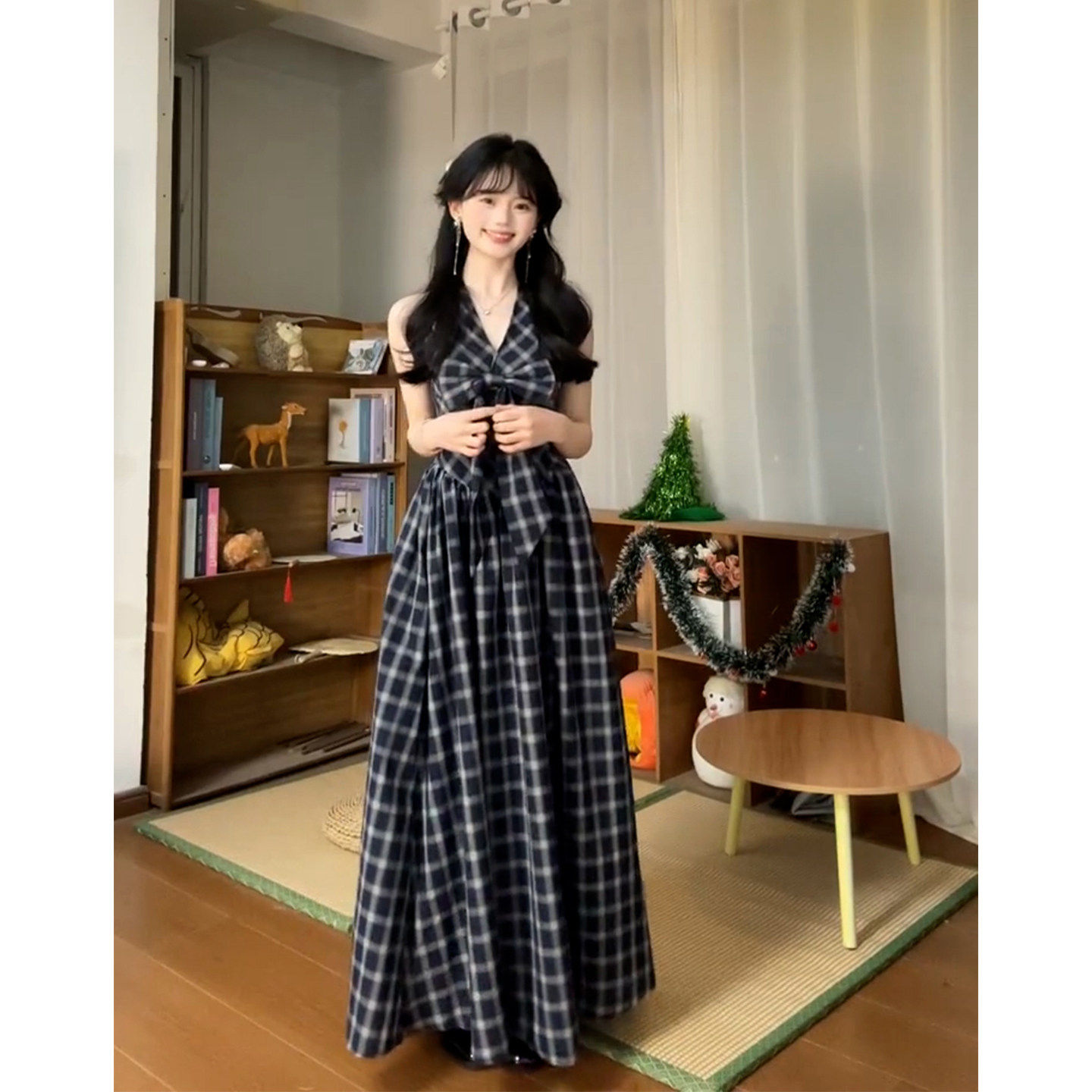 蓝色格纹挂颈吊带洋装女夏2026新款特别漂亮掐腰无袖设计感长裙