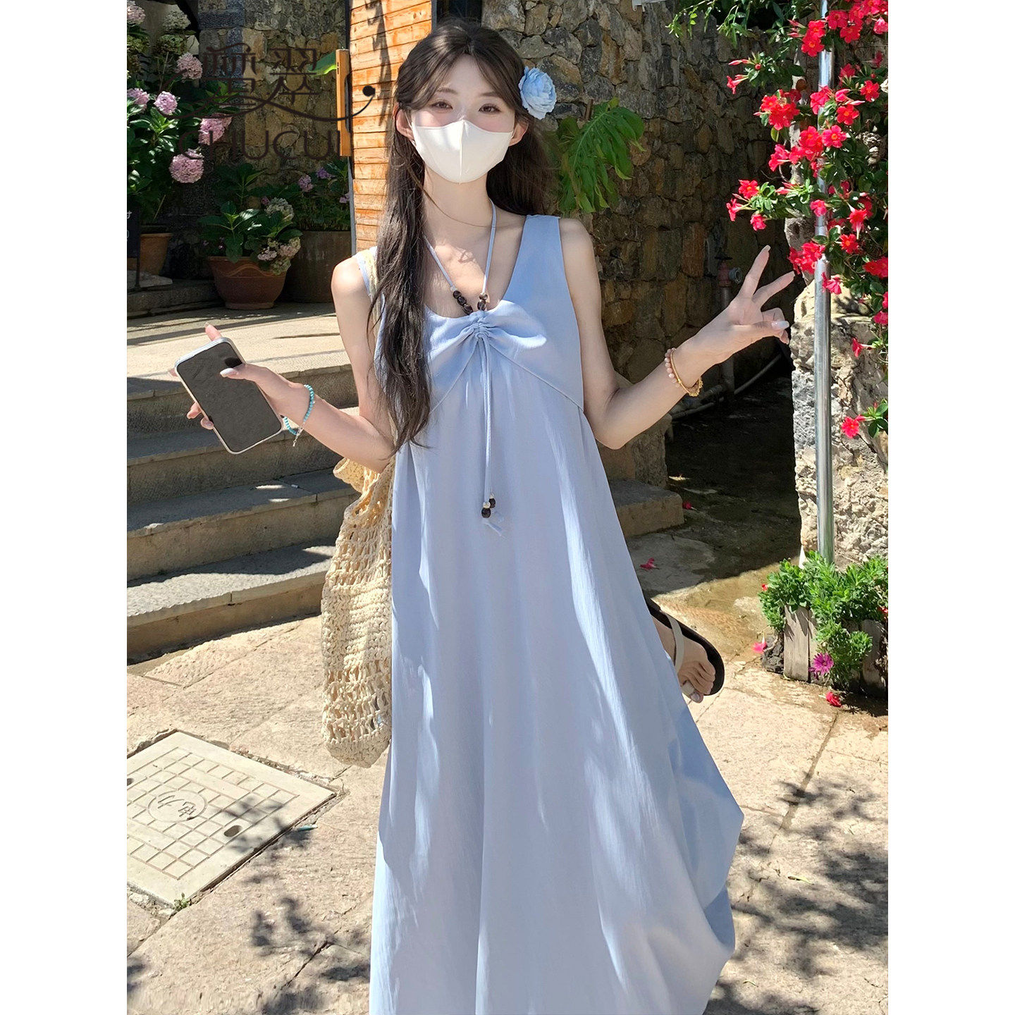 法式挂脖无袖连衣裙女夏季度假风甜美减龄蓝色背带长裙子2026新款