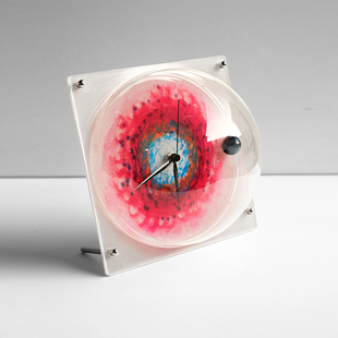 网红静音客厅摆件钟 艺歪新款 太空立钟涂鸦艺术感创意色彩现代时尚