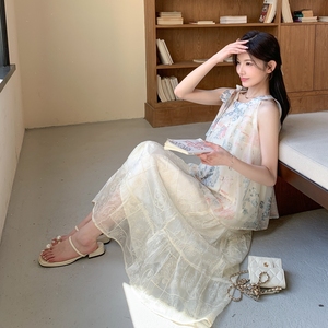 国风甜美超好看刺绣套装裙女夏季2025度假风挂脖上衣半身裙两件套图片